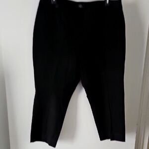 WHITE HAUSE BLACK Classic Black Capris